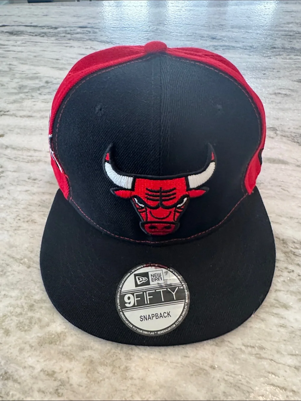 New Era 9FIFTY SnapBack Chicago Bulls Embroidered Logo Red Black Two Tone Sports